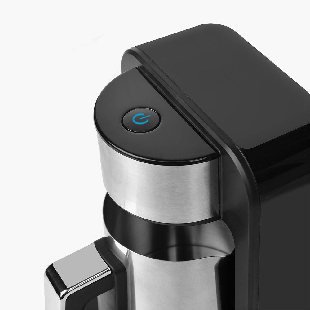 Caffettiera turca elettrica: pulsante blu su base nera e corpo in acciaio inox