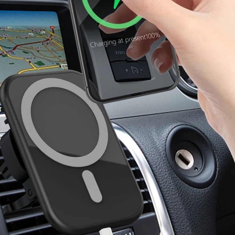 Porta telefono MagSafe nero su bocchetta auto con telefono e mano