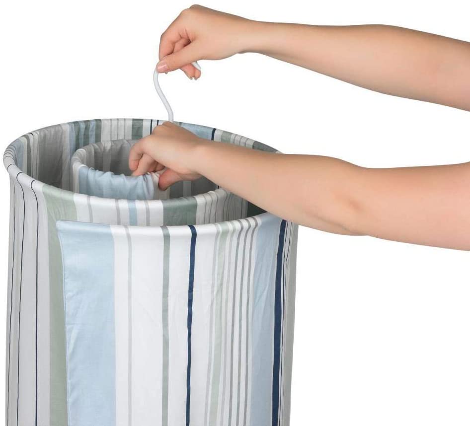 Stendibiancheria a spirale con gancio in acciaio inox, sollevata con le mani