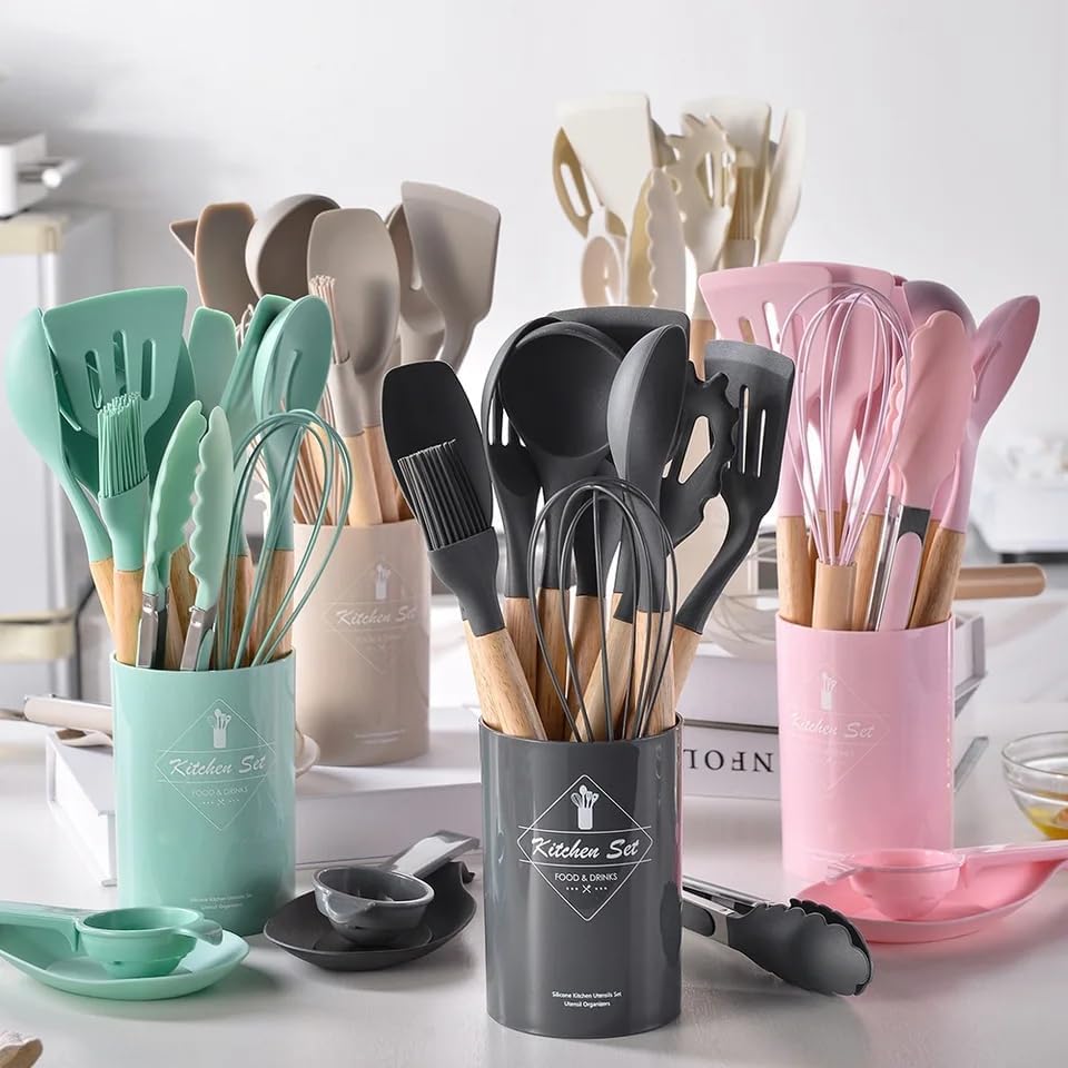 Set utensili da cucina rosa in contenitore cilindrico con spatole e frusta in silicone