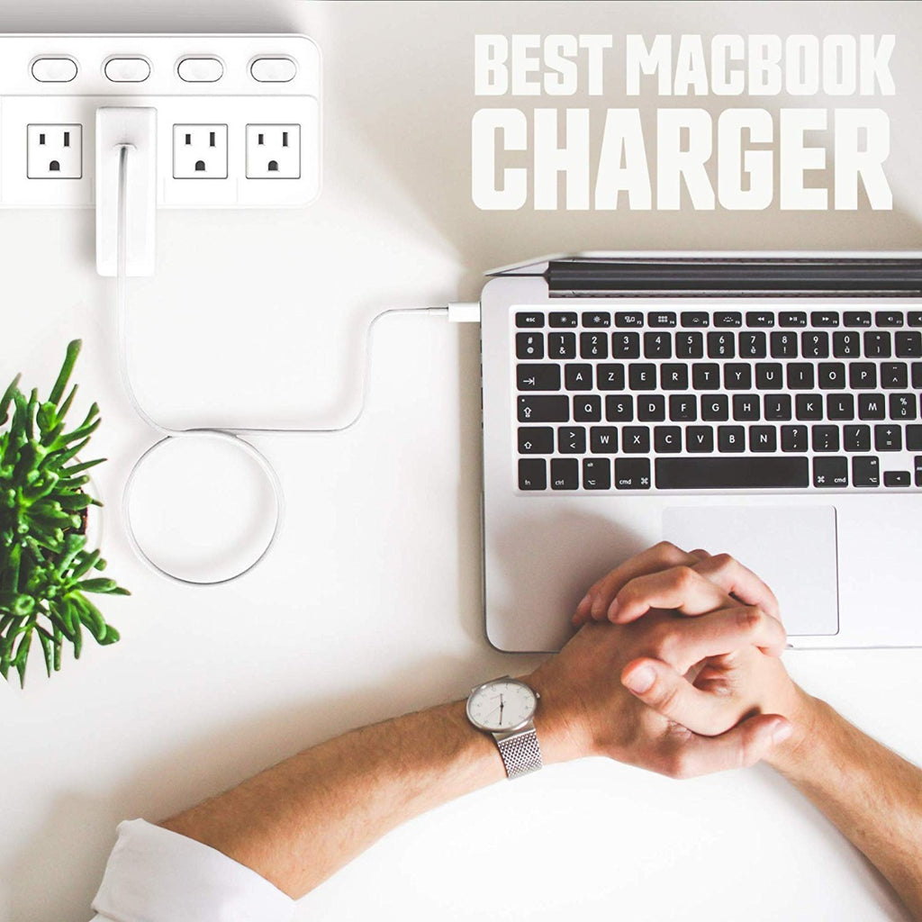 Caricatore USB-C con cavo collegato a laptop e alimentatore bianco