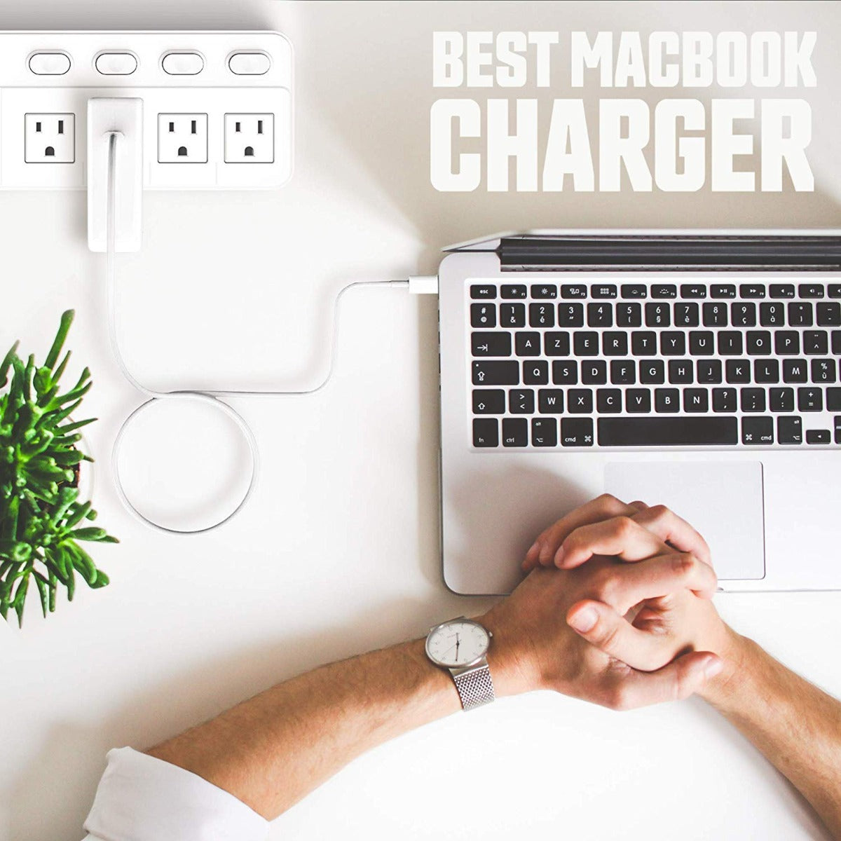 Caricatore USB-C con cavo collegato a laptop e alimentatore bianco
