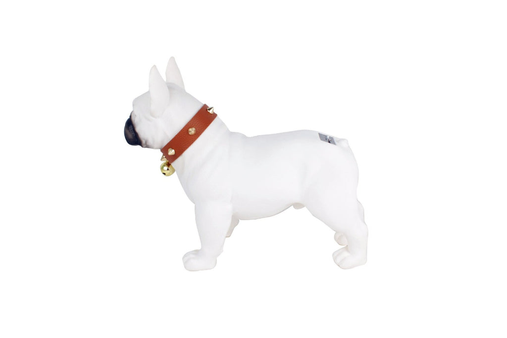 Cassa Bluetooth a forma di bulldog bianco con collare arancione e campanella dorata