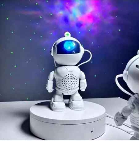 Proiettore notturno astronauta bianco con visore blu su base, vista frontale.