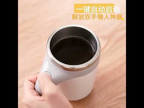Tazza automescolante bianca con bordo in acciaio e interno nero, in mano