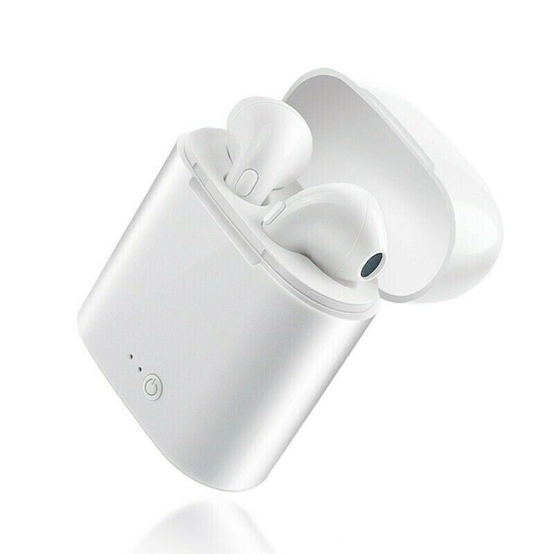 Auricolari Bluetooth bianchi con custodia di ricarica aperta