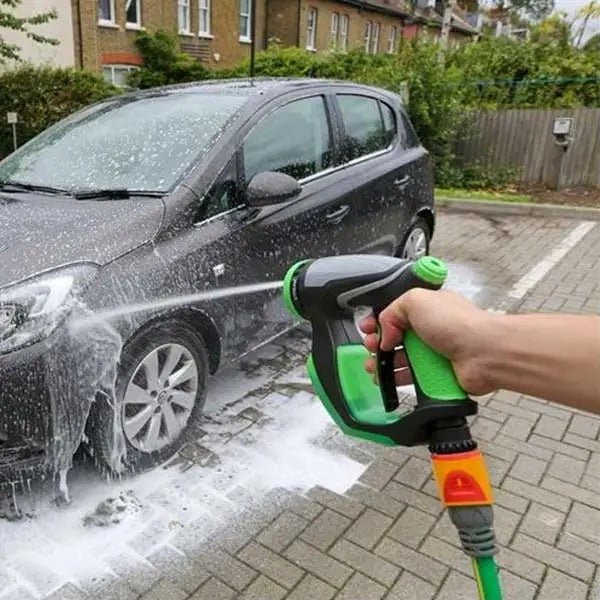 Pistola idropulitrice verde e nera con getto d’acqua sulla carrozzeria