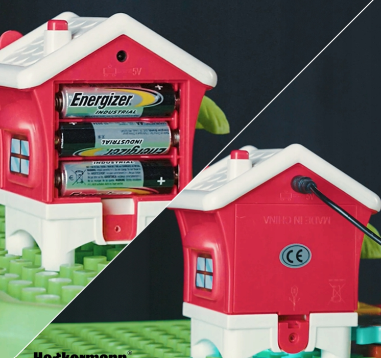 Vano batterie del tavolo giocattolo: casetta rossa con pile Energizer visibili