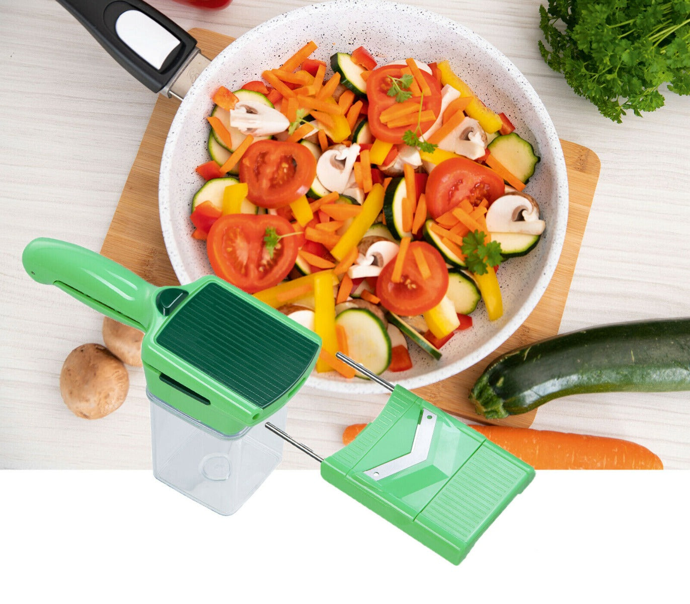 Affettaverdure manuale verde con contenitore trasparente e verdure affettate in ciotola