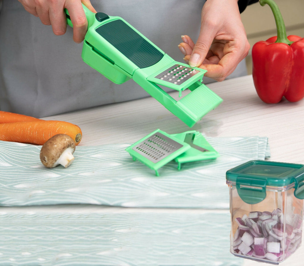 Affettaverdure manuale verde su tagliere, accessorio a griglia in uso