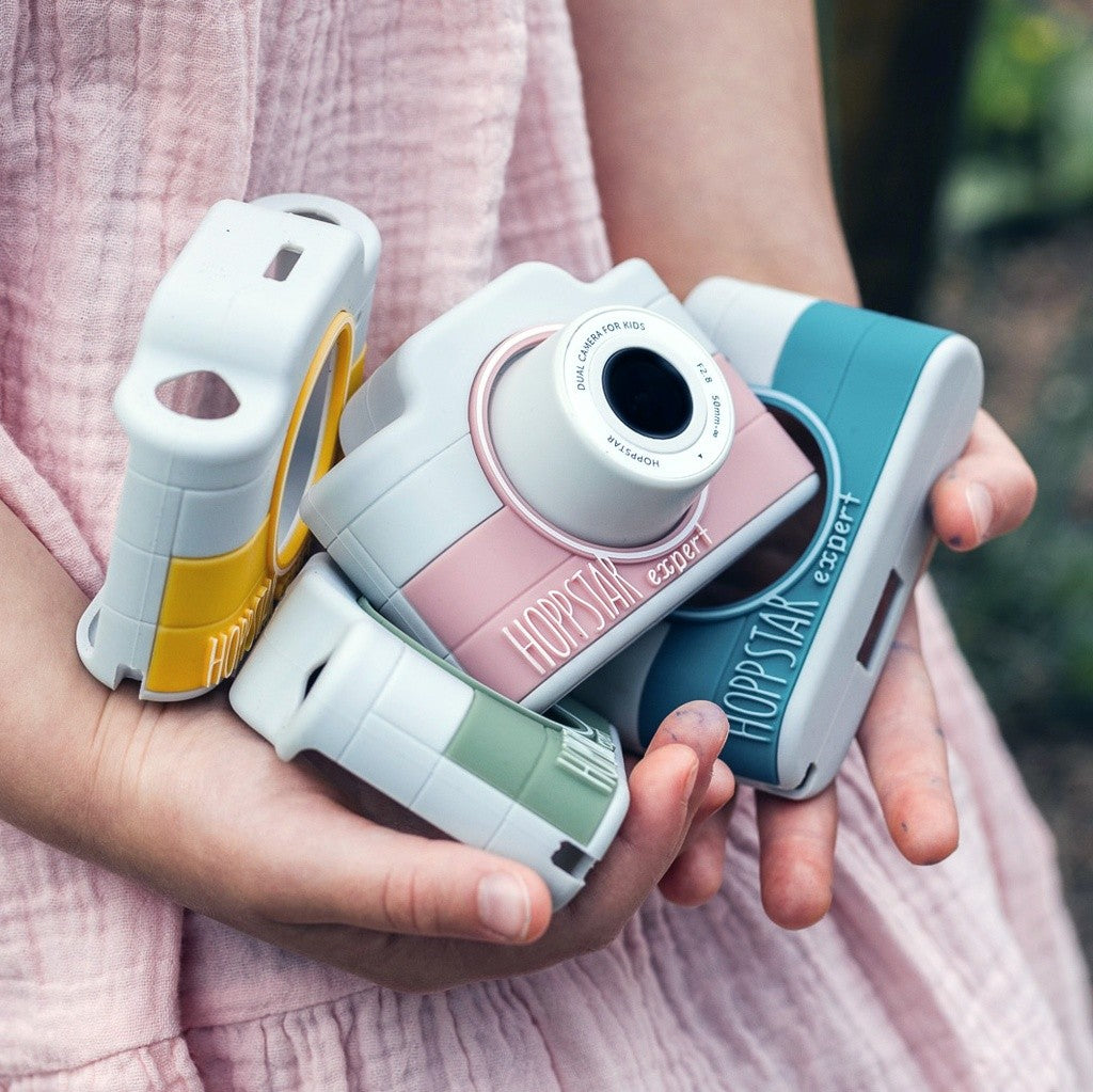 Set di fotocamere per bambini in mano: azzurra, verde e bianca