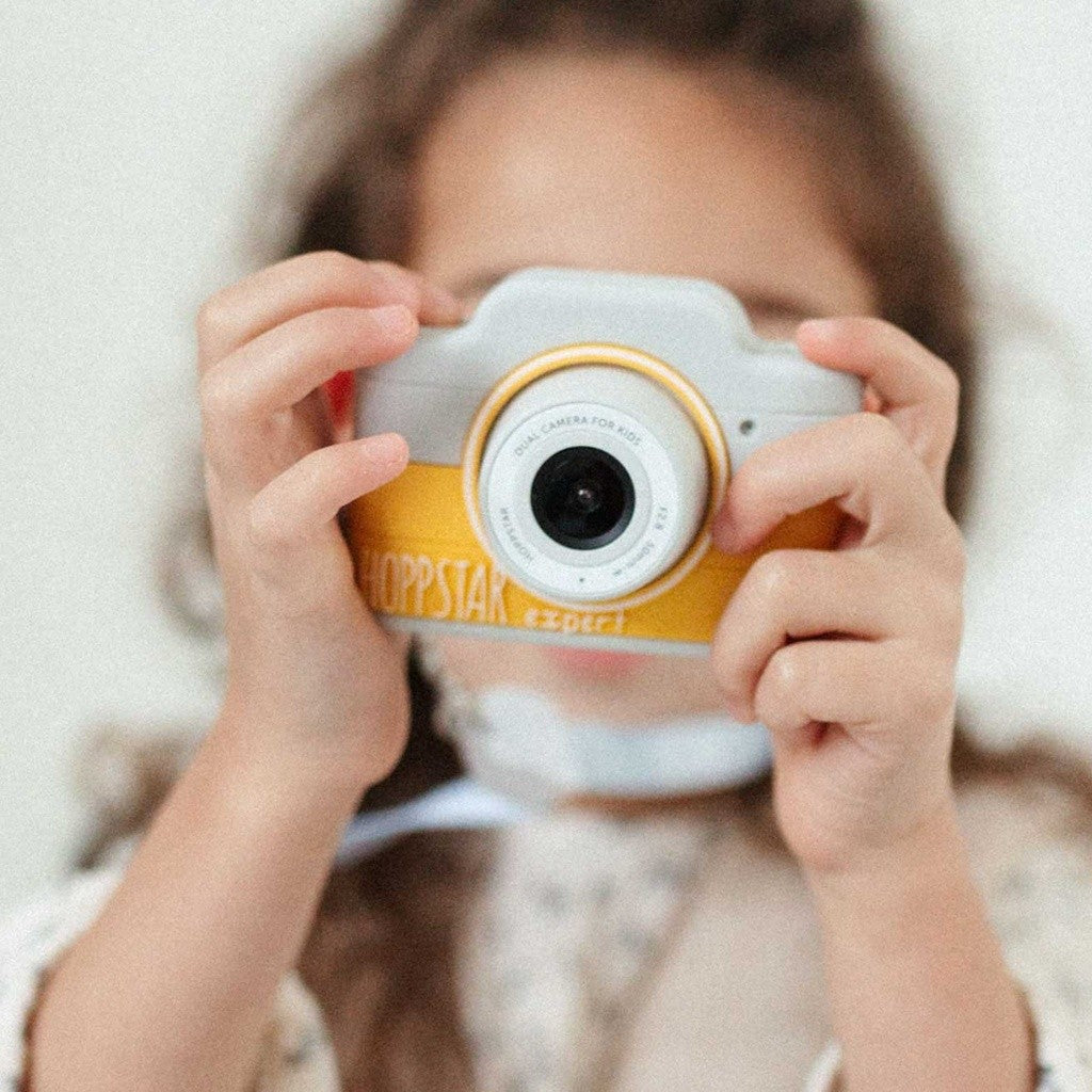 Fotocamera giocattolo azzurra e gialla per bambini con obiettivo centrale