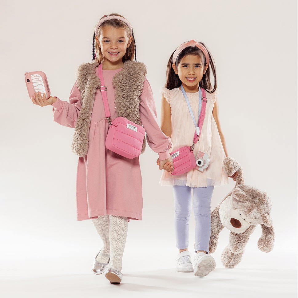 Fotocamera per bambini rosa con tracolla, tenuta da due bambini