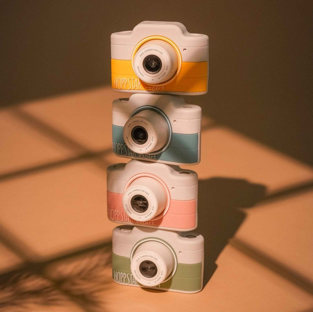 Quattro fotocamere per bambini in colori misti, impilate in verticale
