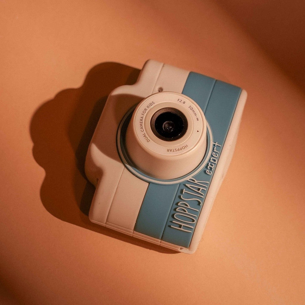 Fotocamera per bambini bianca e blu con obiettivo centrale