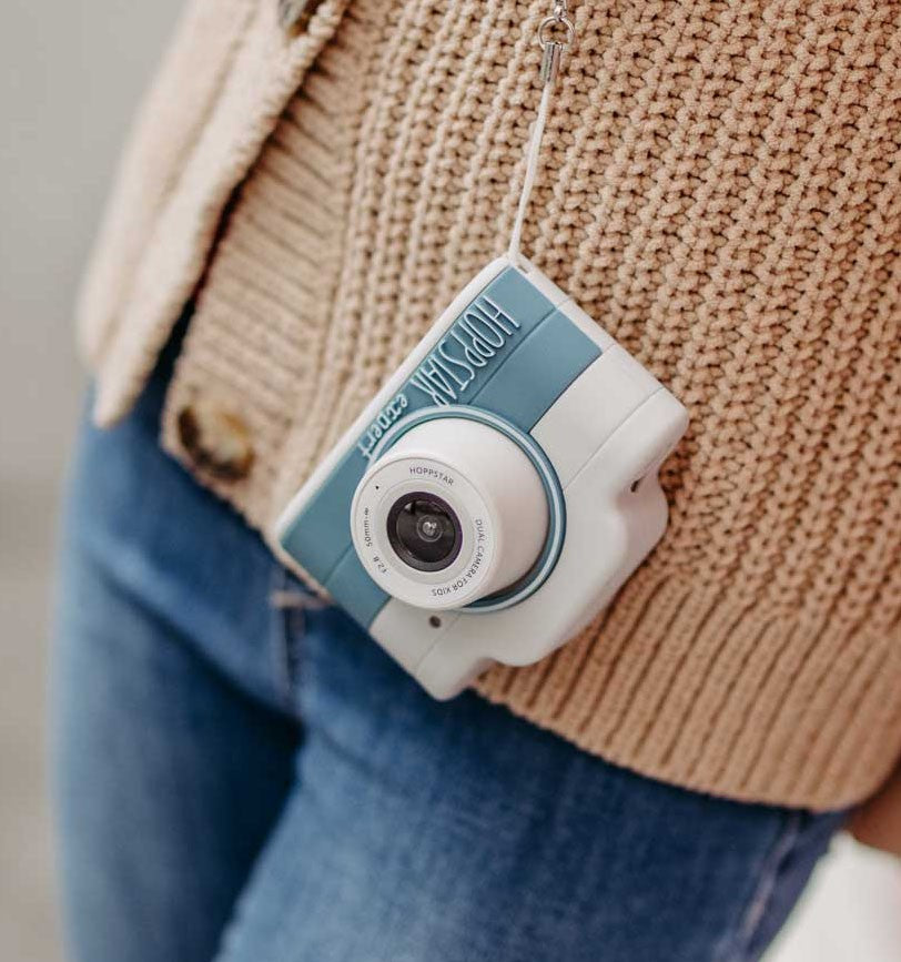 Fotocamera per bambini bianca e azzurra con tracolla