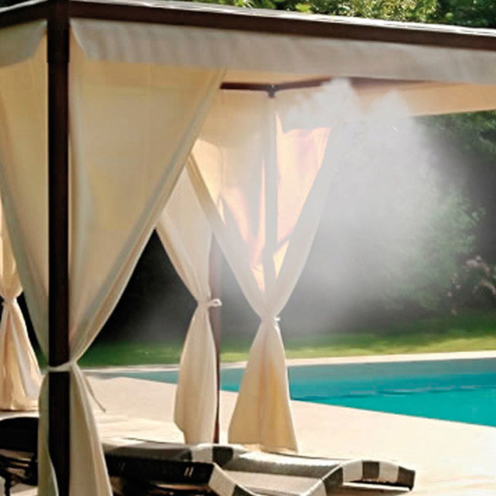Nebulizzatore ad acqua: spruzzo fine che esce su tenda parasole