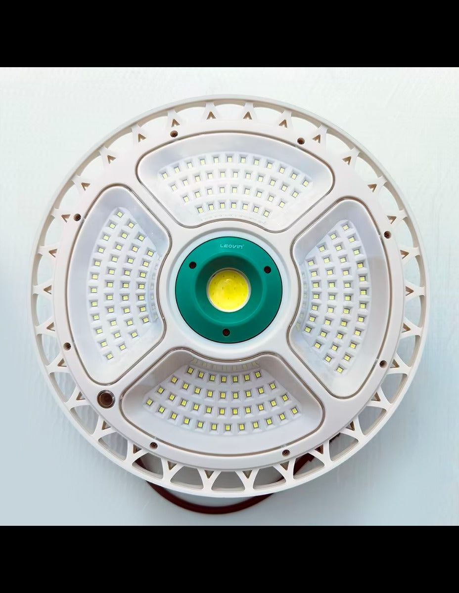 Plafoniera LED solare tonda con quattro moduli LED e lente centrale verde