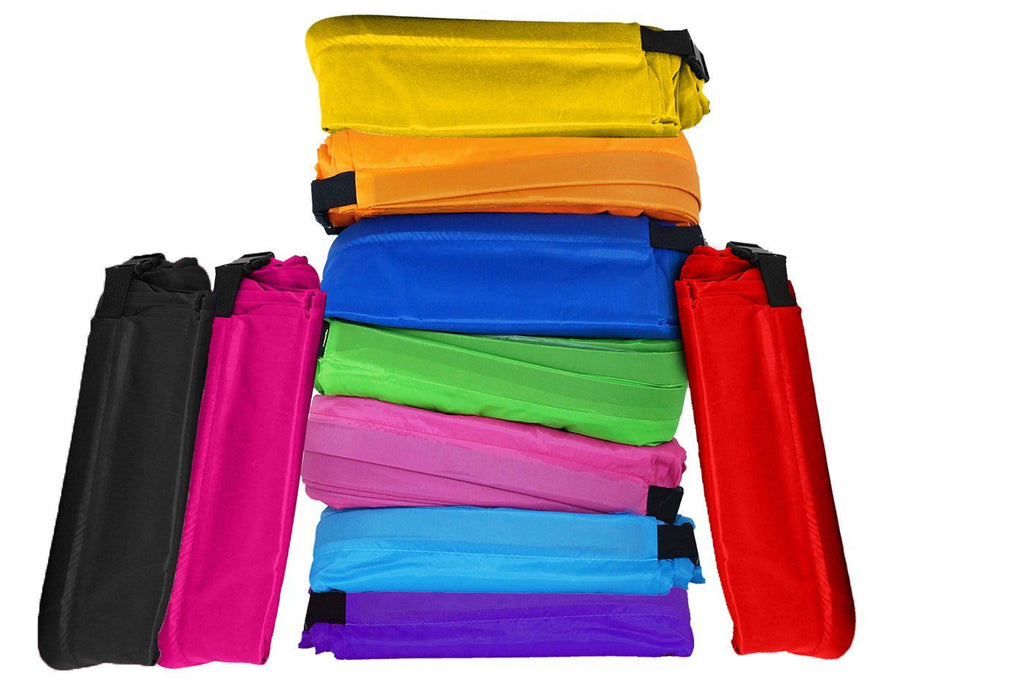 Set di divani gonfiabili da spiaggia piegati in più colori con borse laterali.