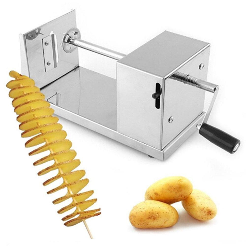 Affetta patate spirale manuale con base metallica e manovella; patate a spirale su stecchi.