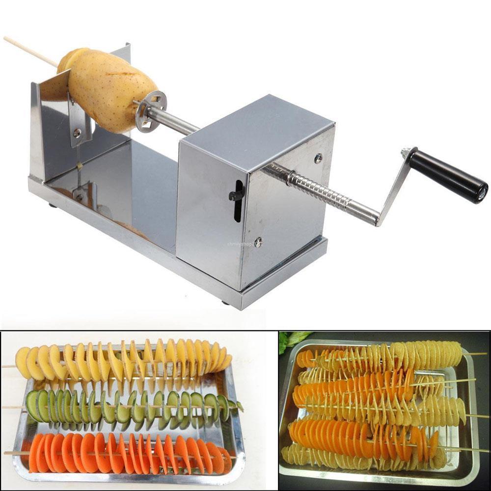 Affetta patate spirale manuale: struttura in metallo con lama e manovella; patata e spirali su vassoio.