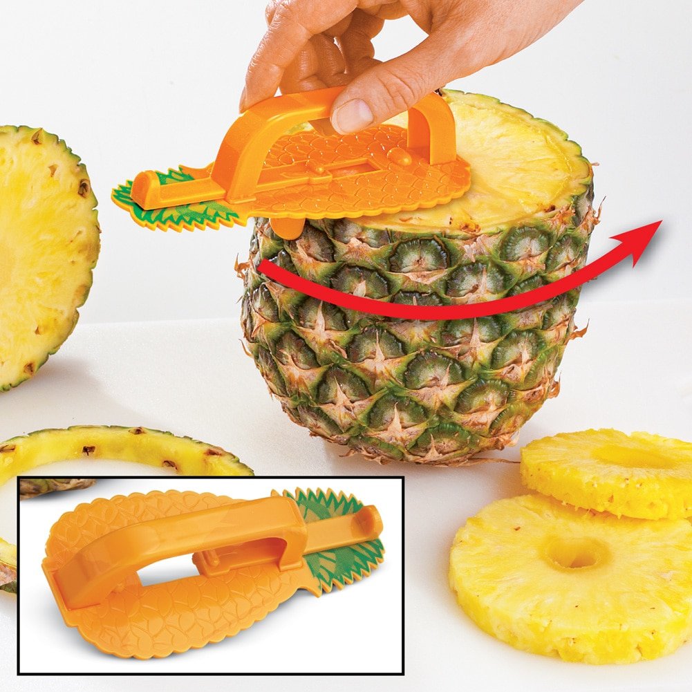 Sbucciatore per ananas arancione applicato su ananas con lama seghettata