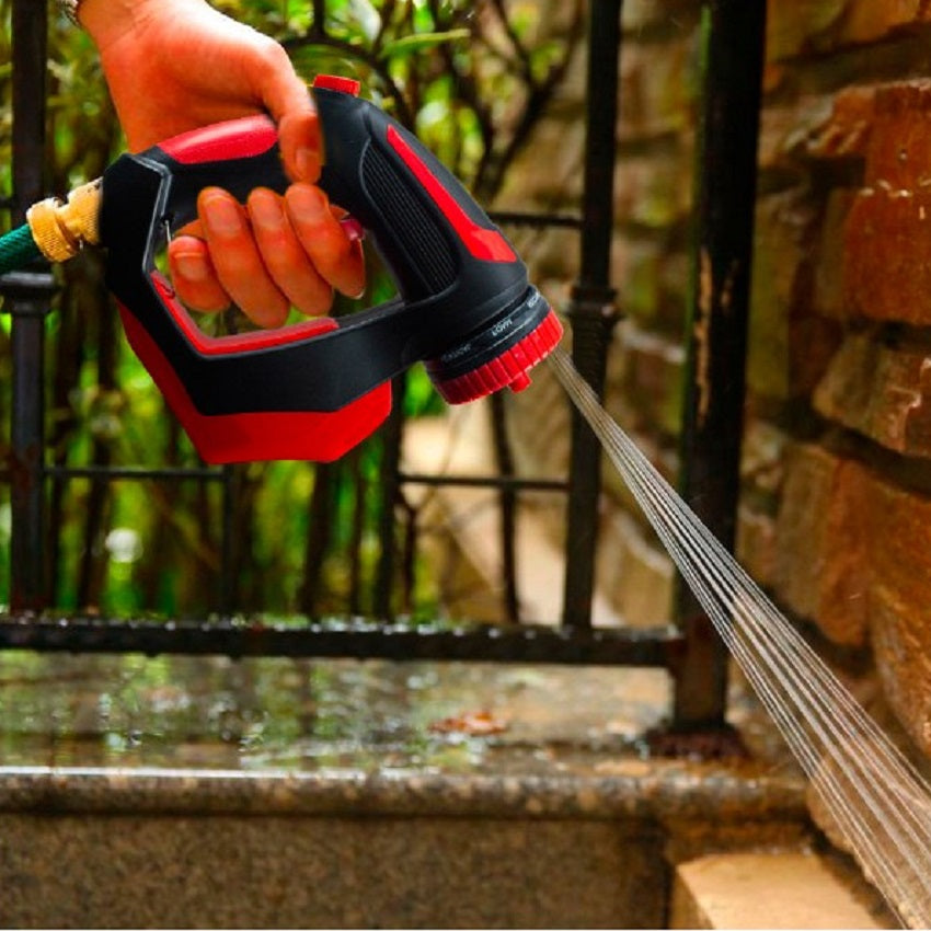 Pistola ad acqua multifunzione nera e rossa con impugnatura e tubo flessibile