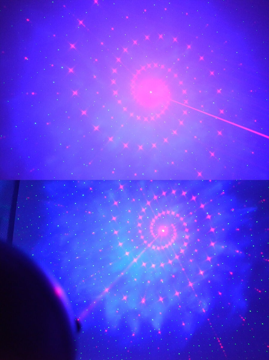 Proiezione laser cielo stellato viola e rosso con raggi luminosi