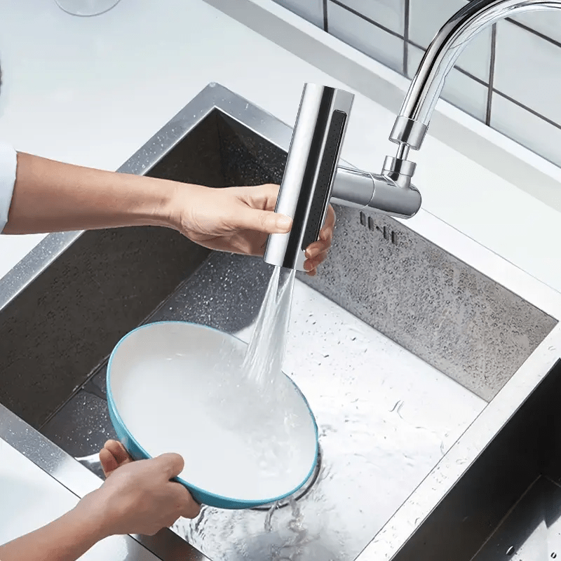Rubinetto con prolunga cromata e getto d’acqua, doccetta con filtro a griglia