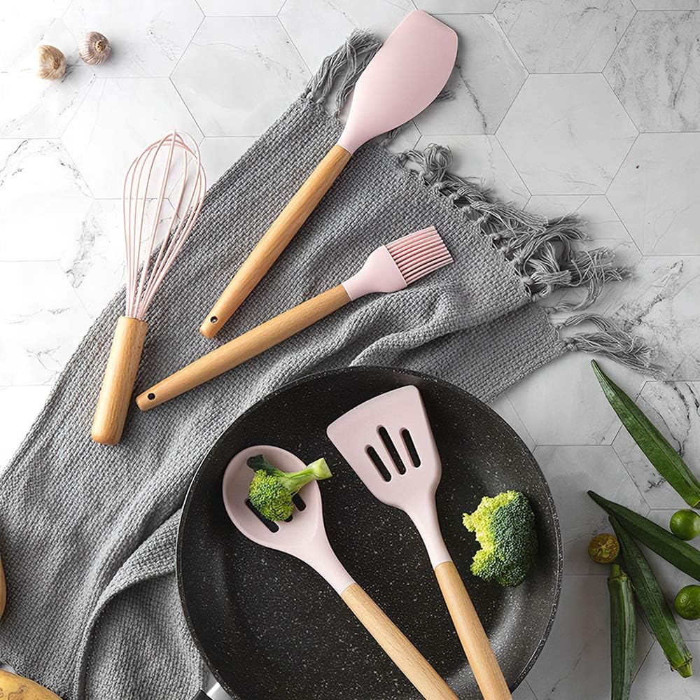 Utensili da cucina rosa in silicone con manici in legno, spatola e frusta
