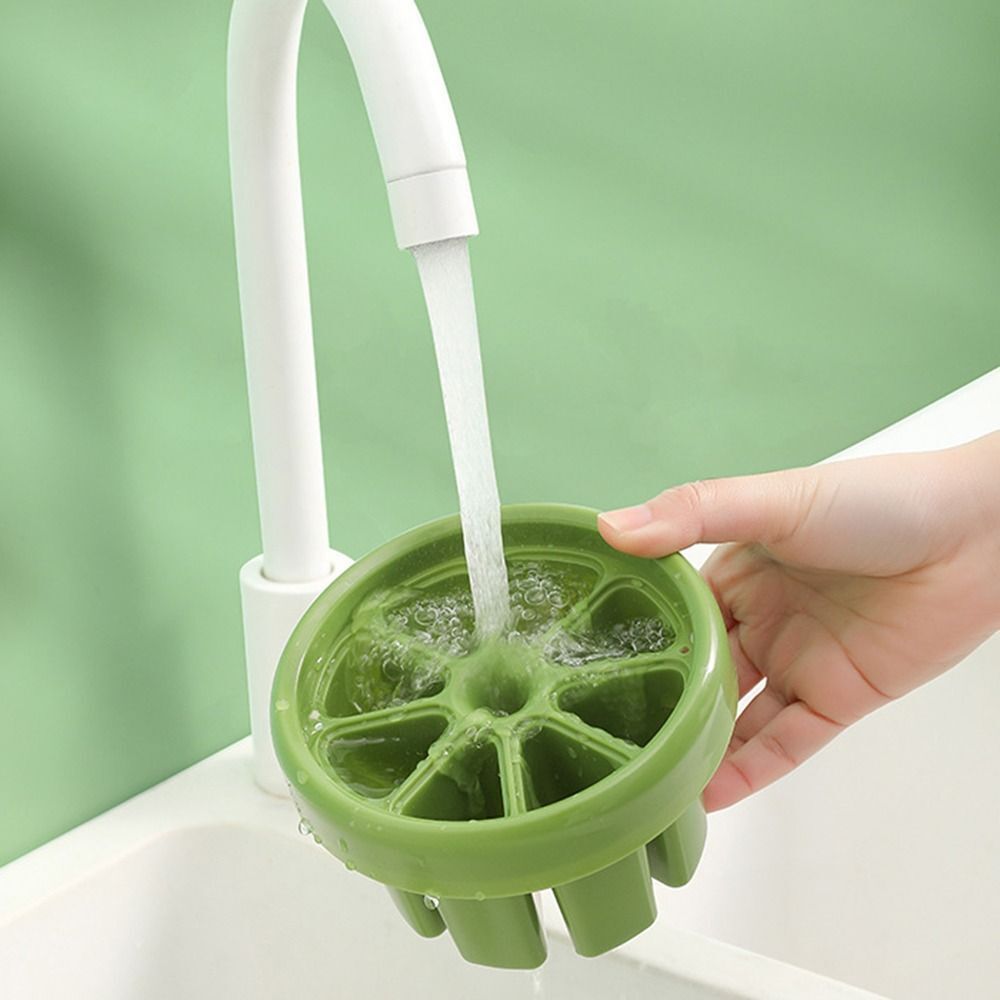 Stampo verde per ghiaccioli con stecche bianche, mano che versa liquido