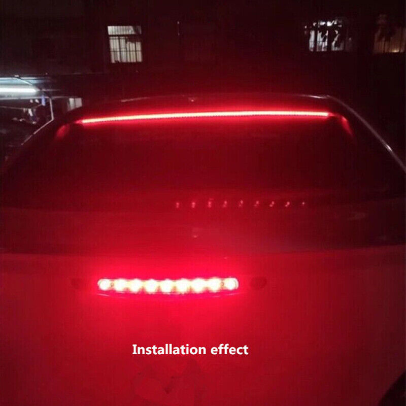 Striscia LED rossa orizzontale per luci posteriori dell’auto accesa