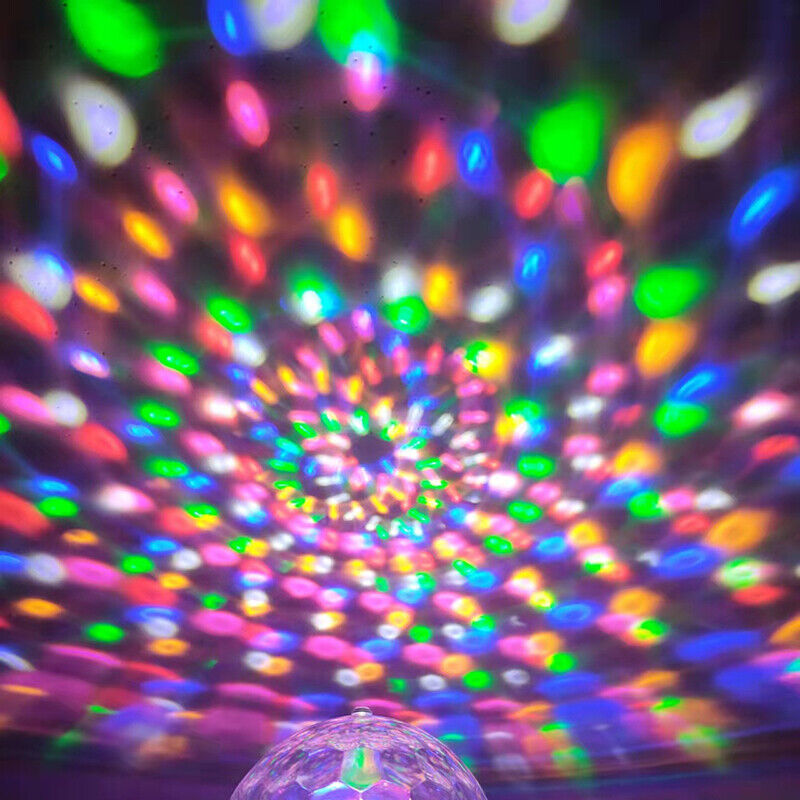 Effetto luce colorato proiettato da lampadina LED a sfera magica rotante