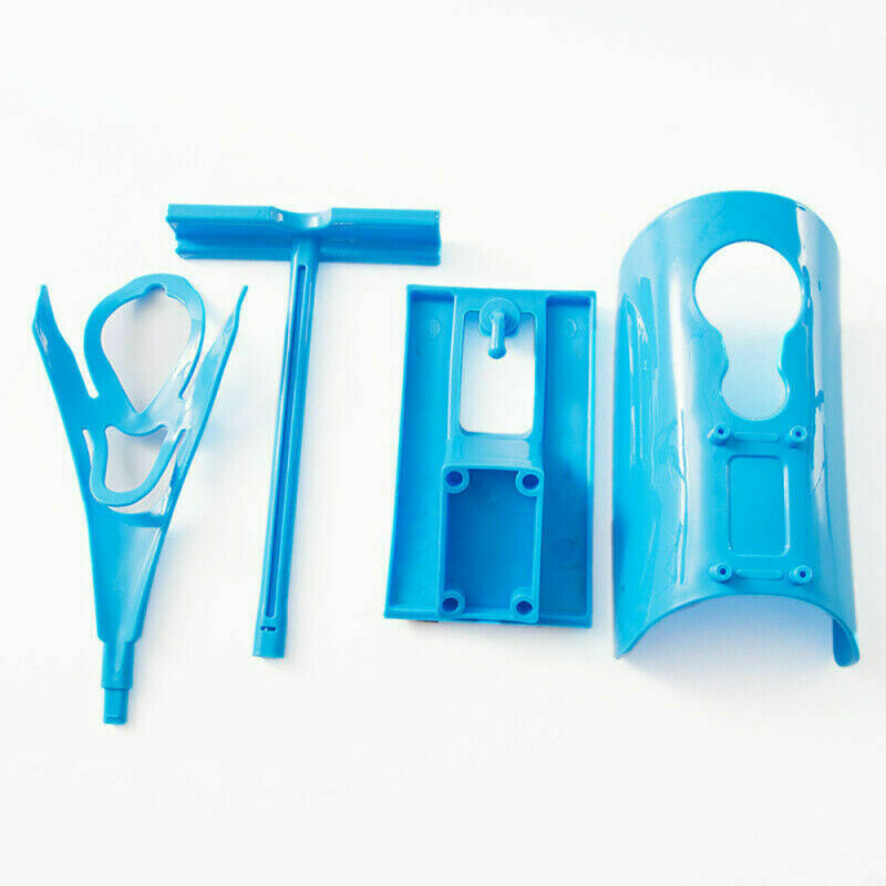 Calzascarpe per calze in plastica azzurra, vista laterale con gancio