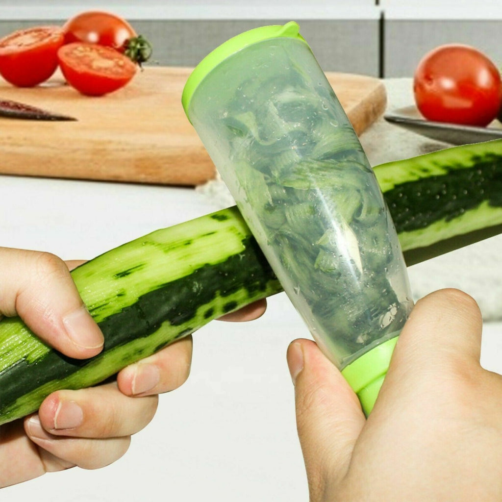 Pelapatate con contenitore trasparente e manico verde su cetriolo