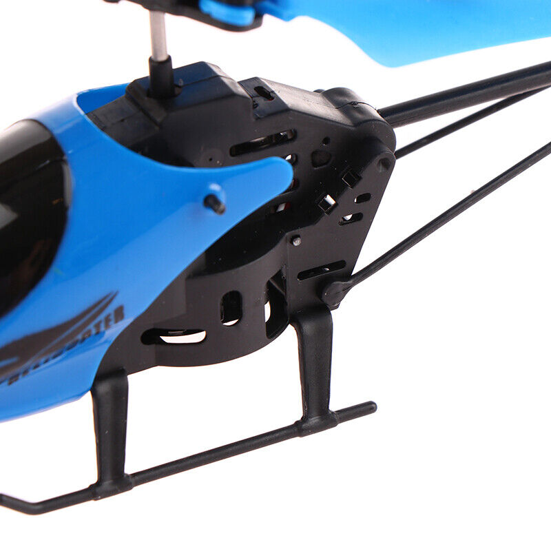 Elicottero radiocomandato 3D blu con scocca nera e rotori a vista