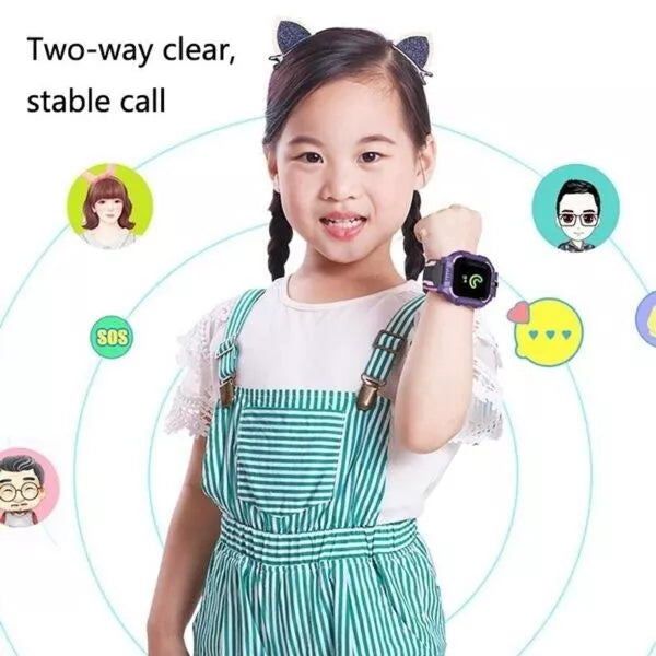 Orologio smart per bambini indossato al polso, cinturino azzurro con schermo nero