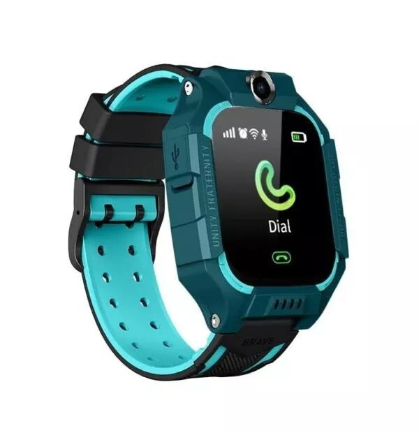 Orologio smart bambini con cinturino in silicone azzurro e schermo nero, dettagli verde