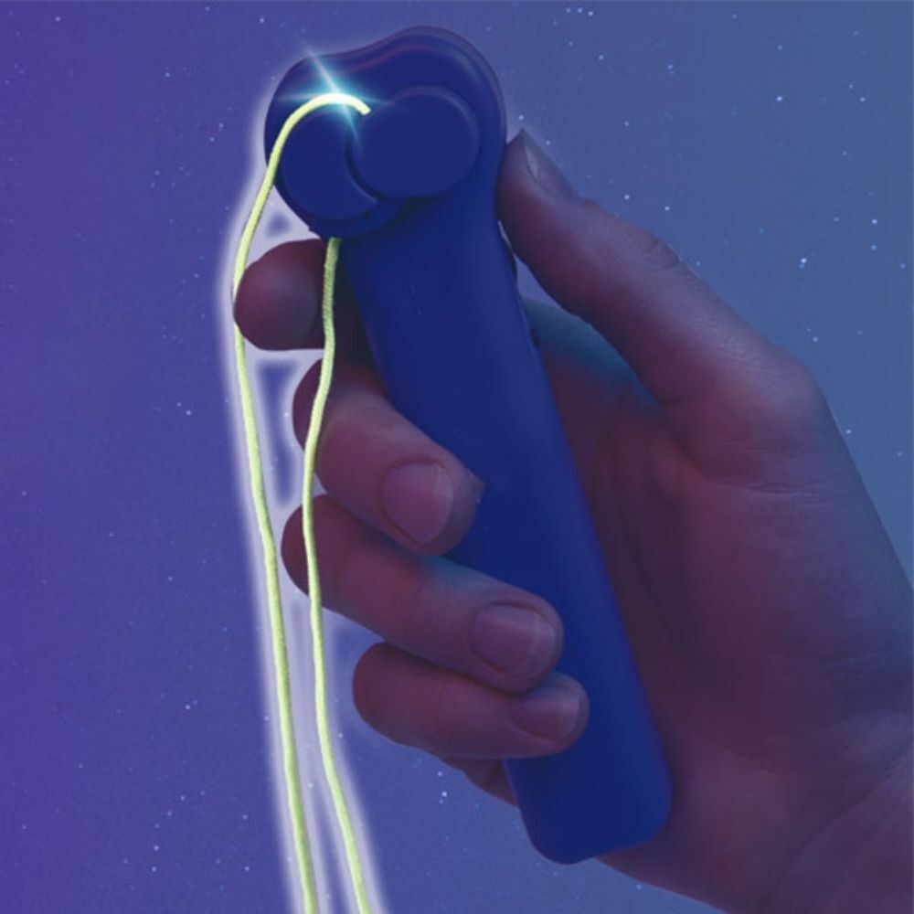 Lanciacorde blu illuminato con corda loop verde in primo piano