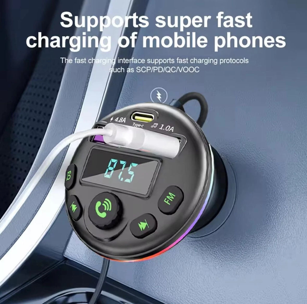 Trasmettitore FM Bluetooth per auto nero con display, due porte USB e cavo di ricarica