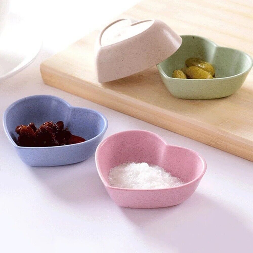 Ciotole a forma di cuore in plastica blu e rosa con olive e zucchero