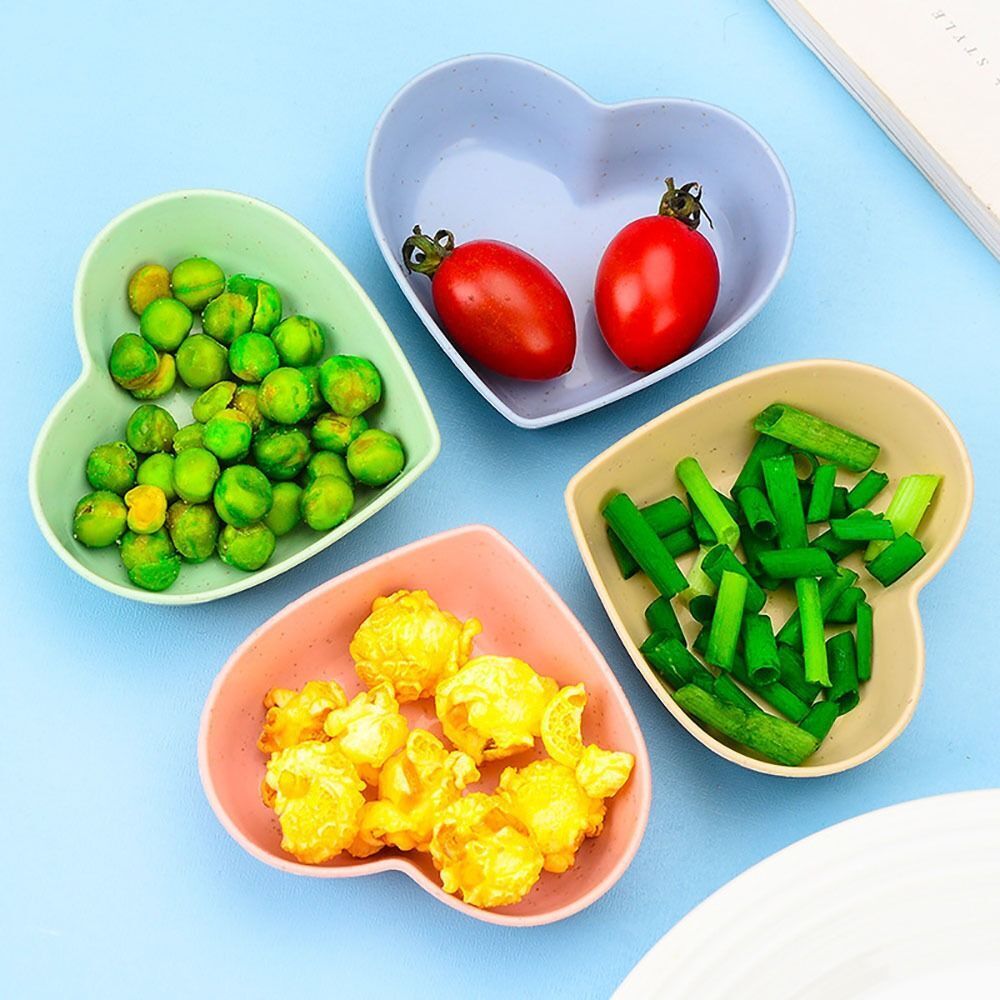Ciotole cuore in plastica con verdure e pomodori, colori verde, grigio e beige