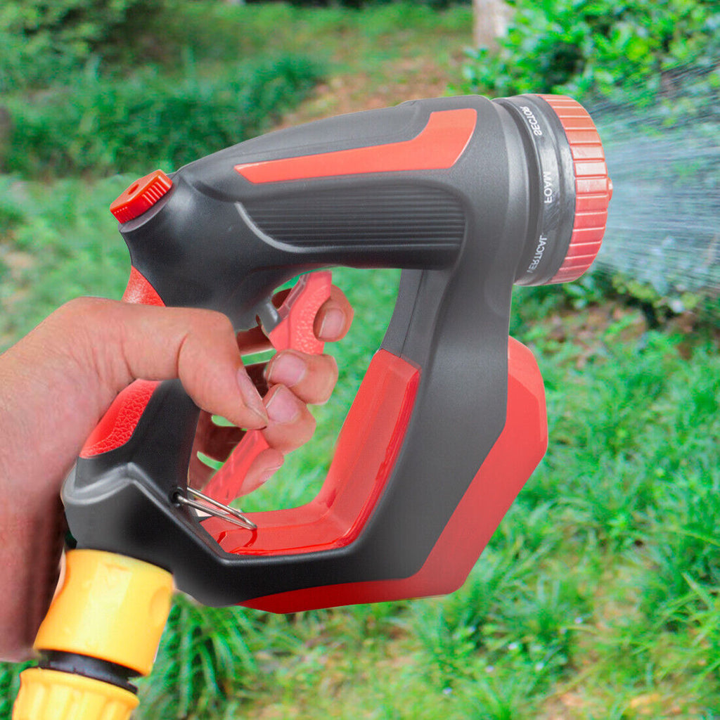 Pistola ad acqua multifunzione nera e rossa in mano con beccuccio regolabile