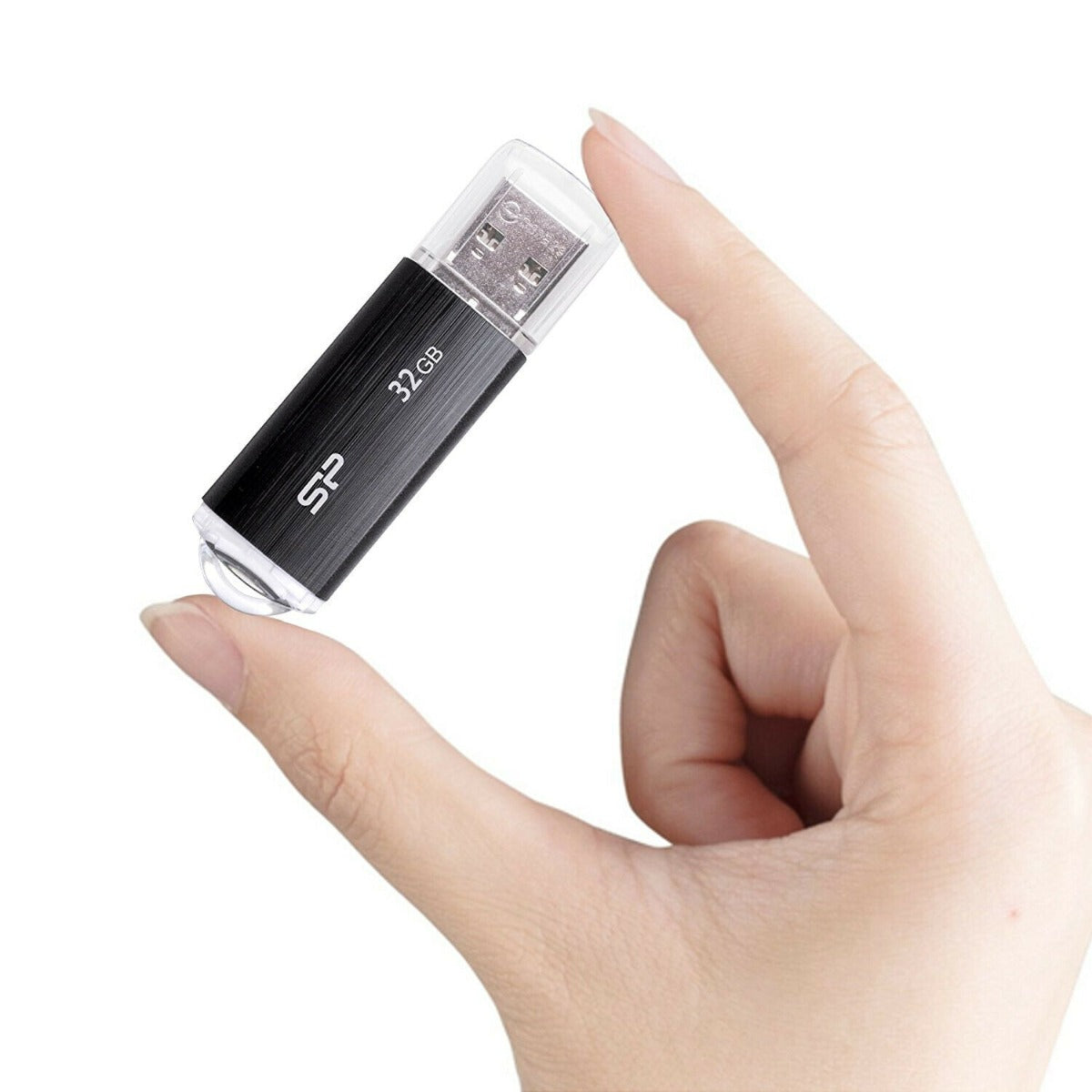 Chiavetta USB SP nera 32 GB con cappuccio trasparente tenuta in mano