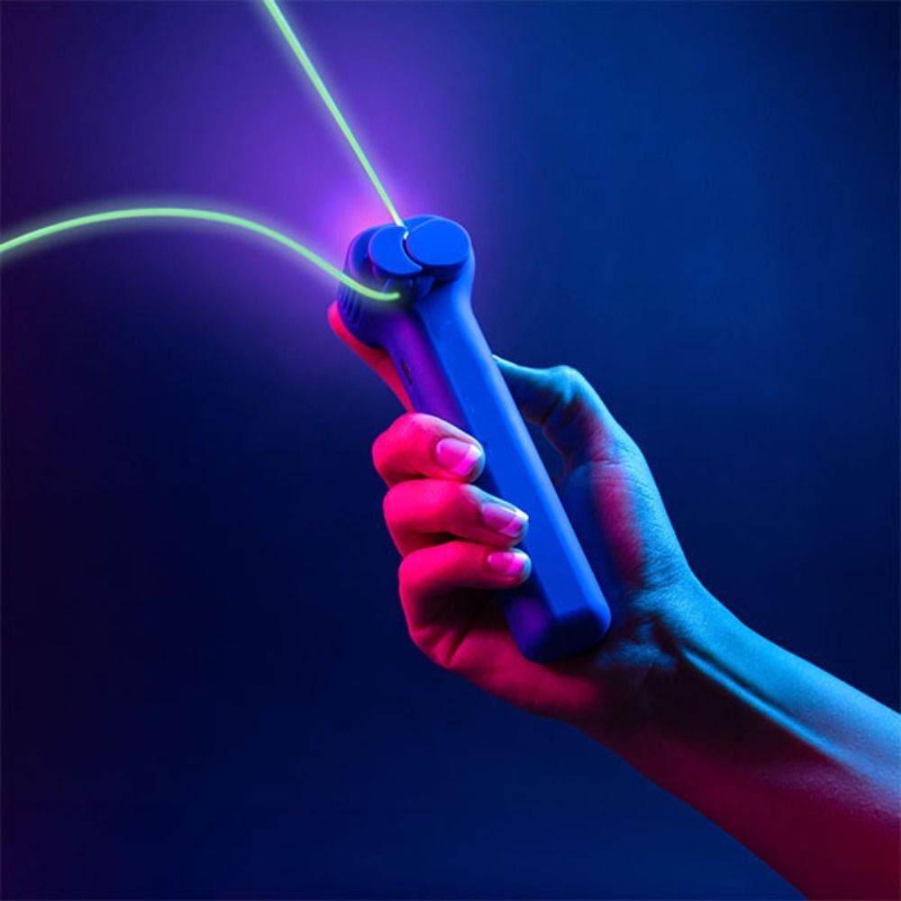 Lanciacorde blu con corda loop luminosa verde, tenuto in mano