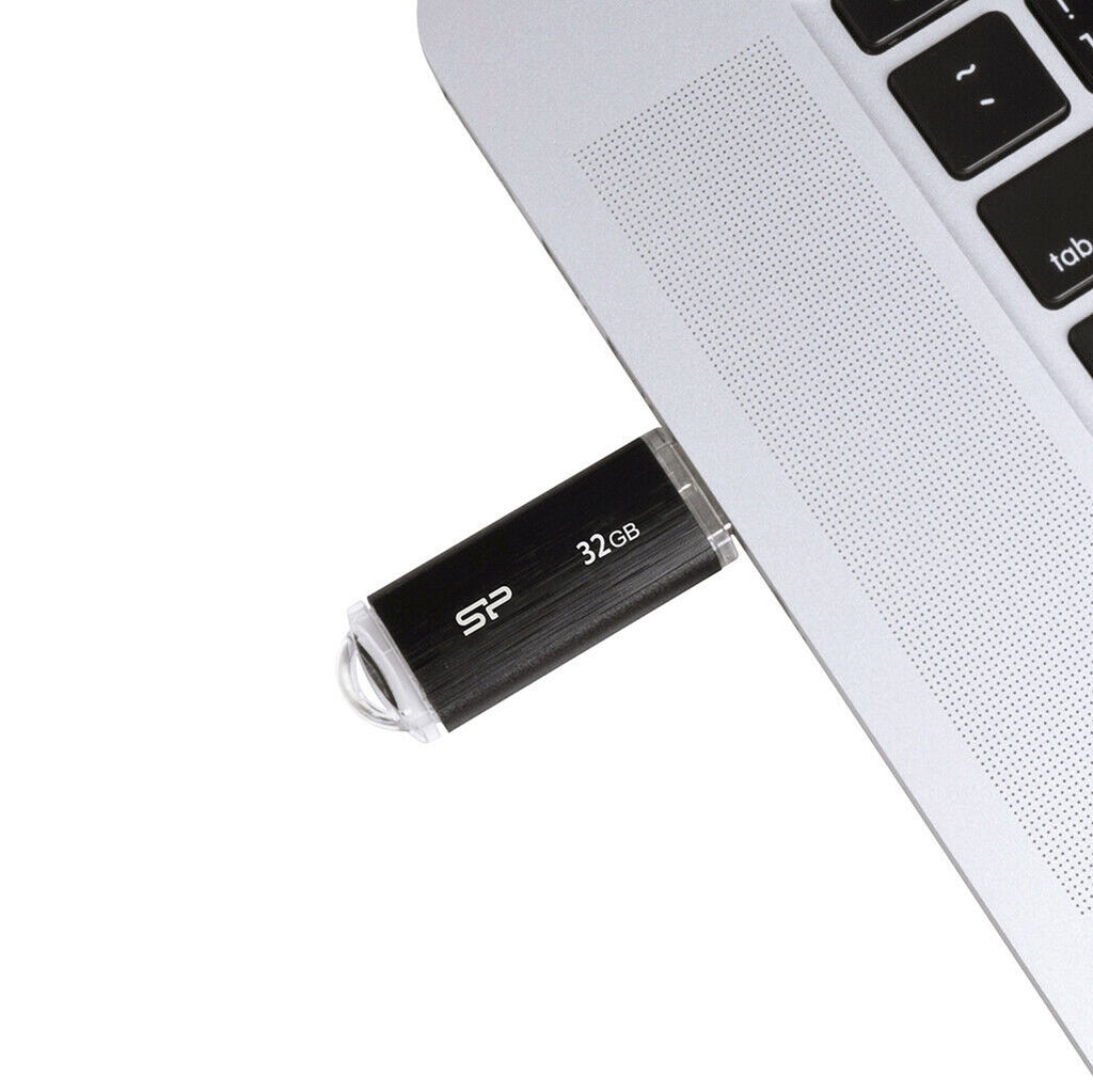 Chiavetta USB SP nera 32 GB inserita in un portatile
