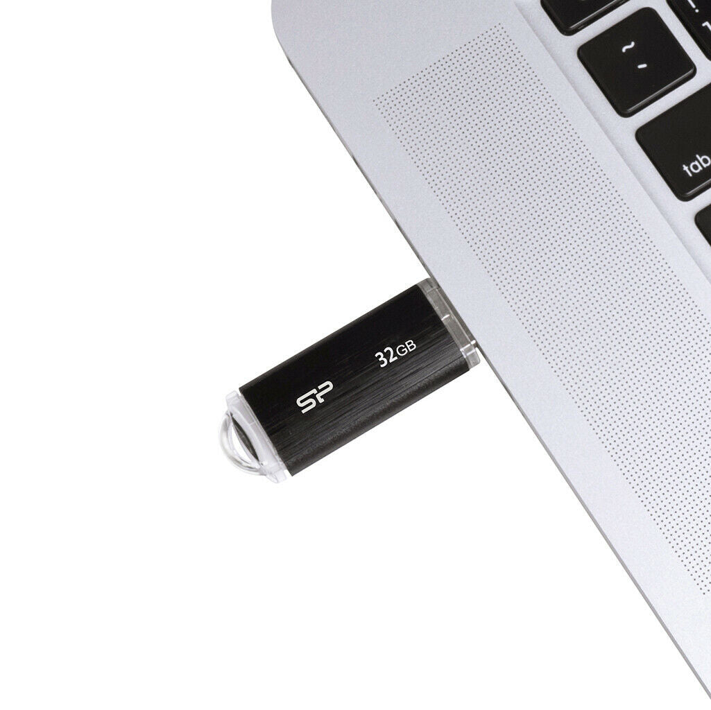Chiavetta USB SP nera 32 GB inserita in un portatile