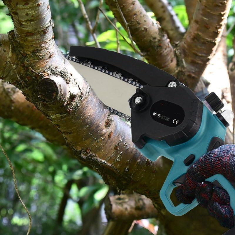 Mini motosega elettrica a batteria blu/nera con lama su ramo di albero