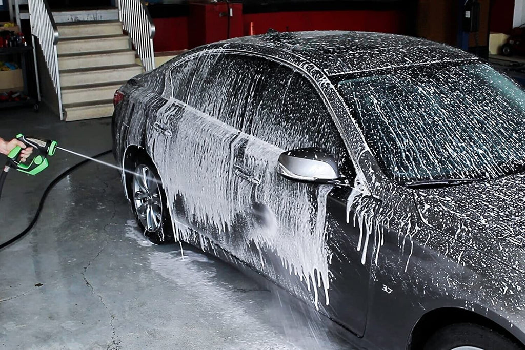 Idropulitrice portatile: getto d’acqua su auto scura