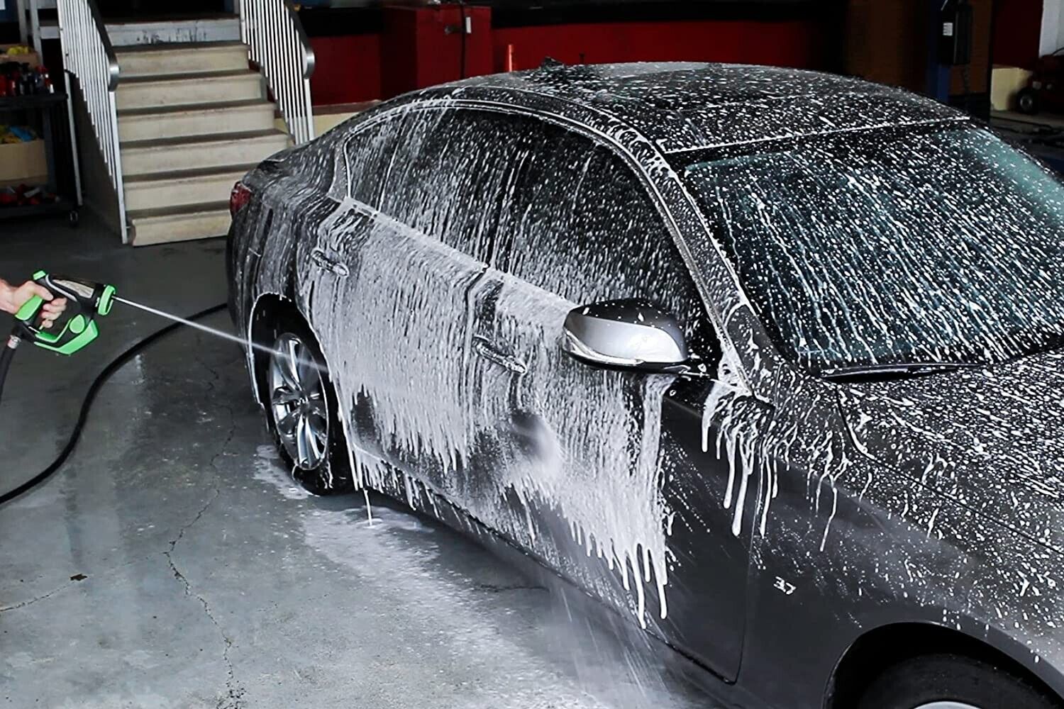 Idropulitrice portatile: getto d’acqua su auto scura